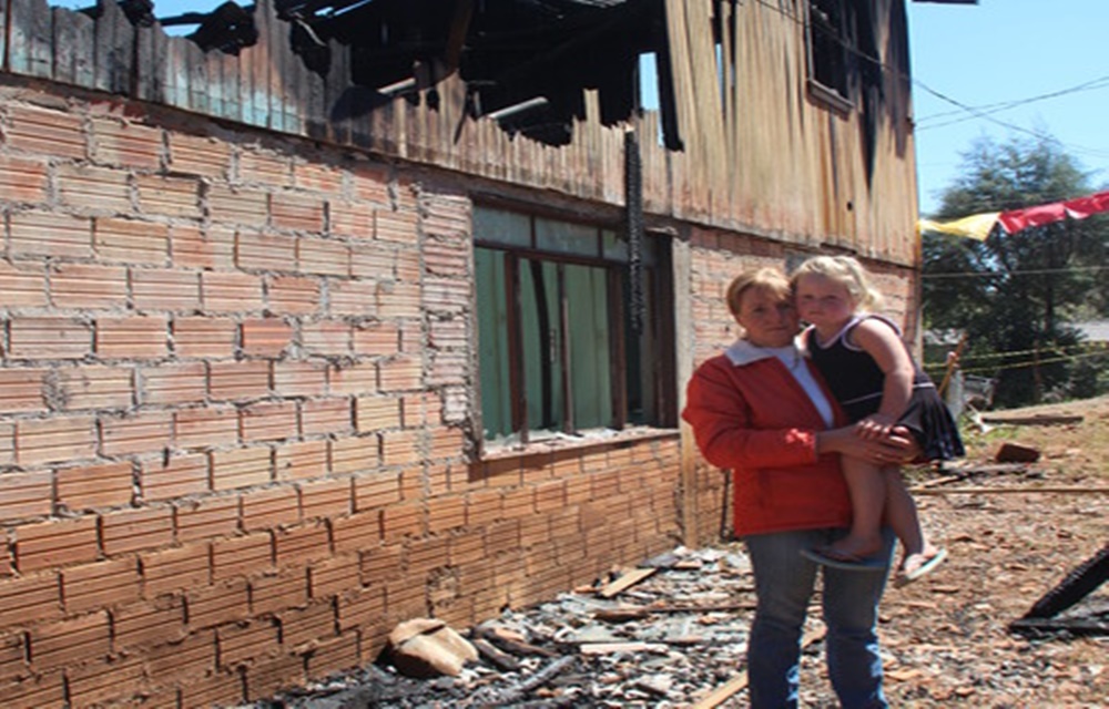 Ir para  <p>A Pol&iacute;cia Civil esclareceu nesta segunda-feira (26) as causas do inc&ecirc;ndio que destruiu quatro resid&ecirc;ncias e desabrigou mais de dez pessoas, em Bar&atilde;o de Cotegipe, na tarde da &uacute;ltima...